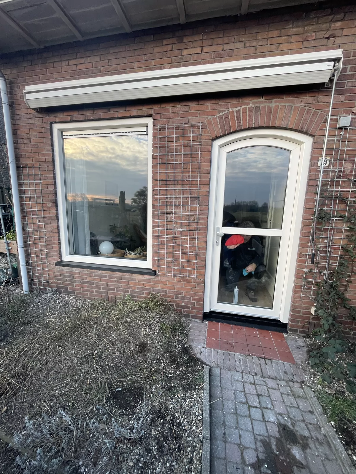 Nieuwe kunststof kozijnen in een bakstenen gevel