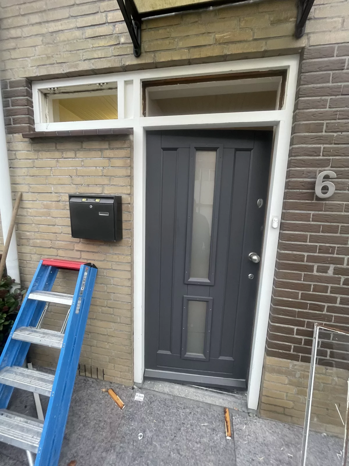 Nieuwe voordeur met zijlicht, strak in de gevel gezet