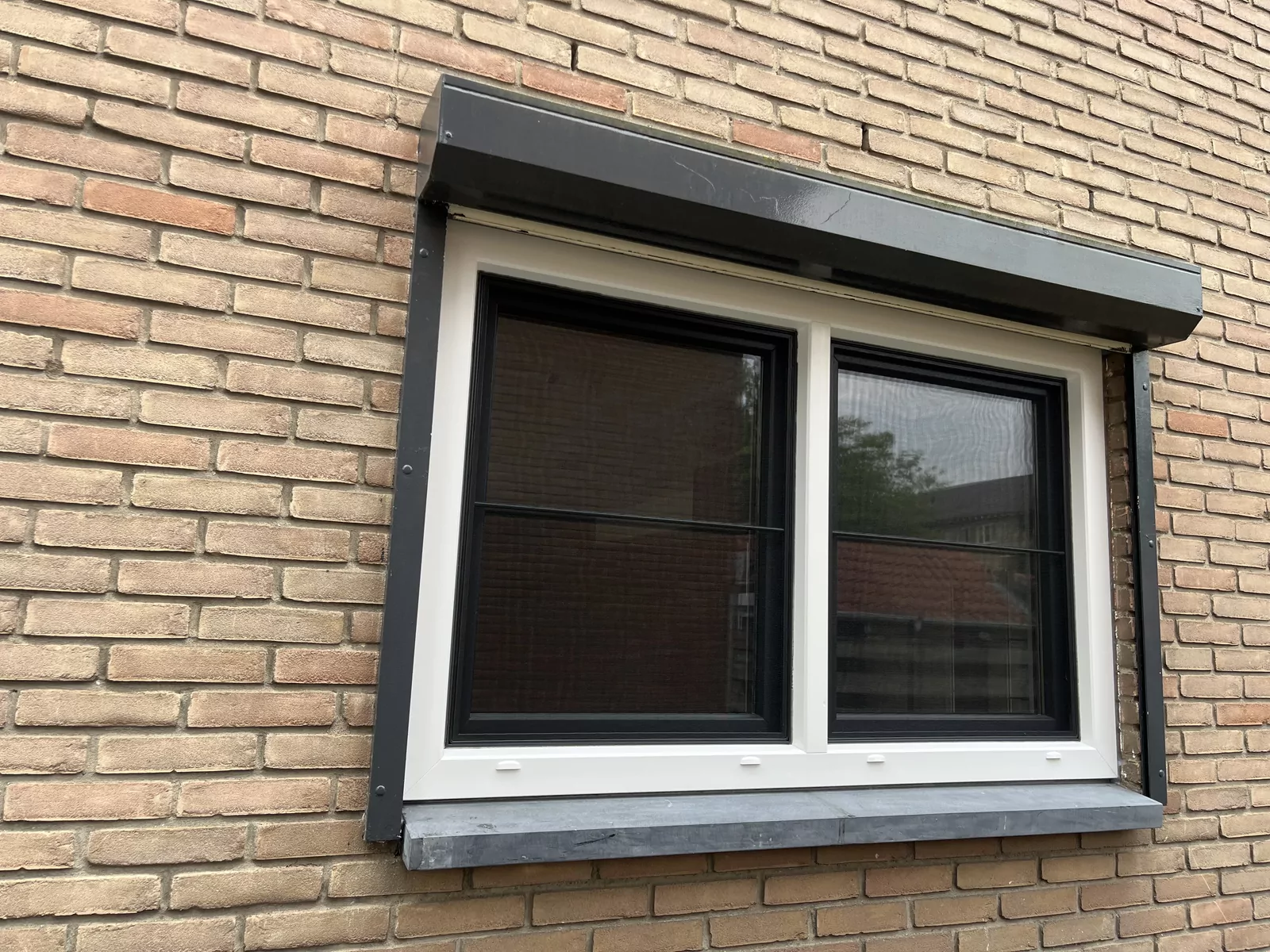 Meerdere nieuwe kozijnen in één lijn in een woningrenovatie